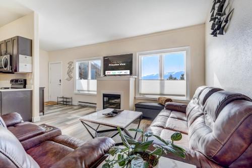 Princeton View Posh Downtown King Workspace — 4-Star Luxury Hotel in Buena Vista, United States