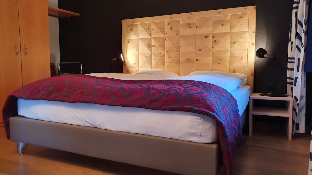 Hotel Rovanada Wellness & BergNatur — Vals Platz — photo 4