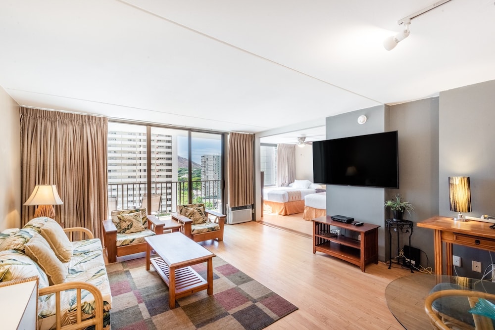 Spacious 14th Floor Corner Suite Partial Diamond Head and Ocean Views FREE Parking by Koko Resort Vacation Rentals - photo 15