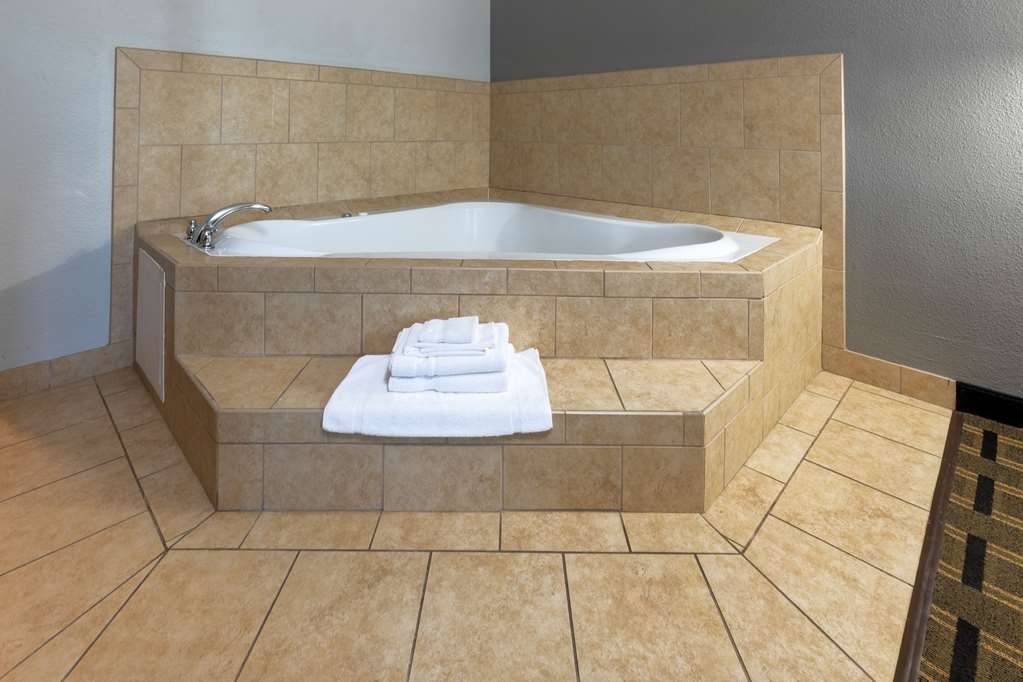La Quinta Inn & Suites by Wyndham Mt. Pleasant - photo 24