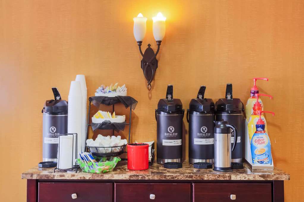 La Quinta Inn & Suites by Wyndham Islip MacArthur Airport - photo 30
