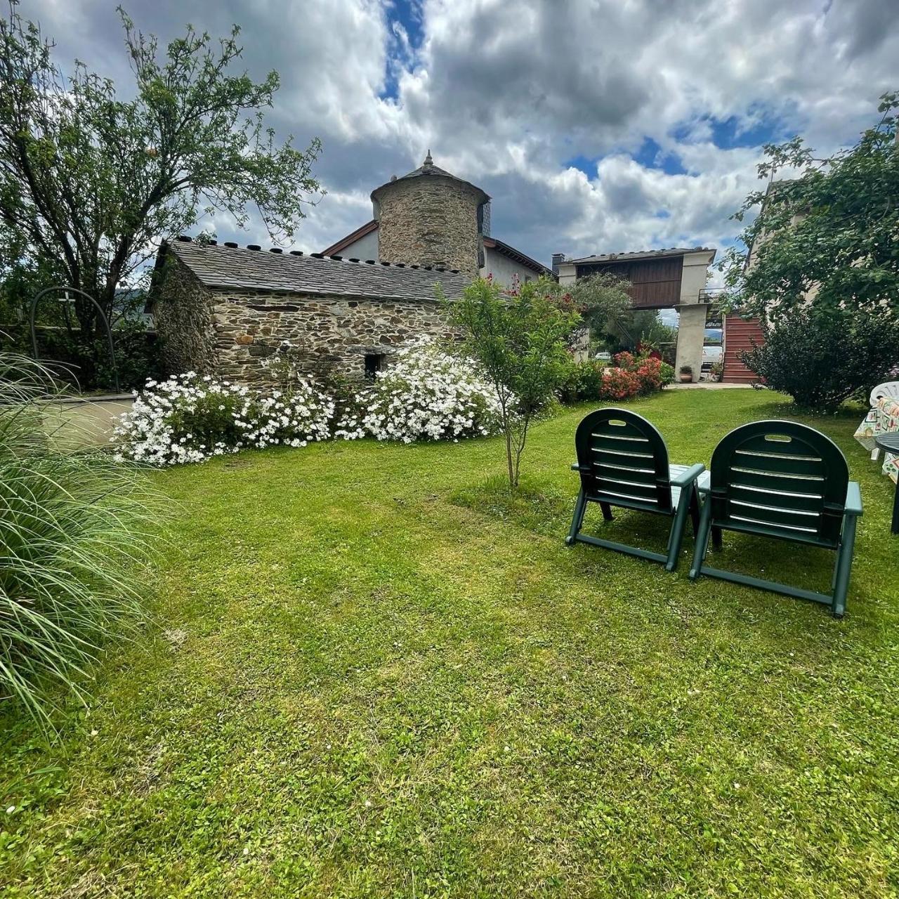 At El Manzano Jardin & Bbq Los Gayoles Rural — 4-Star Luxury Hotel in Castropol, Spain