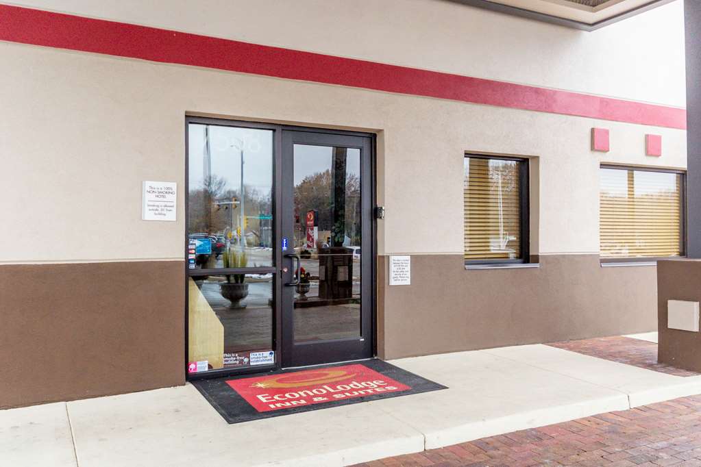 Econo Lodge Inn & Suites I 35 at Shawnee Mission - photo 3