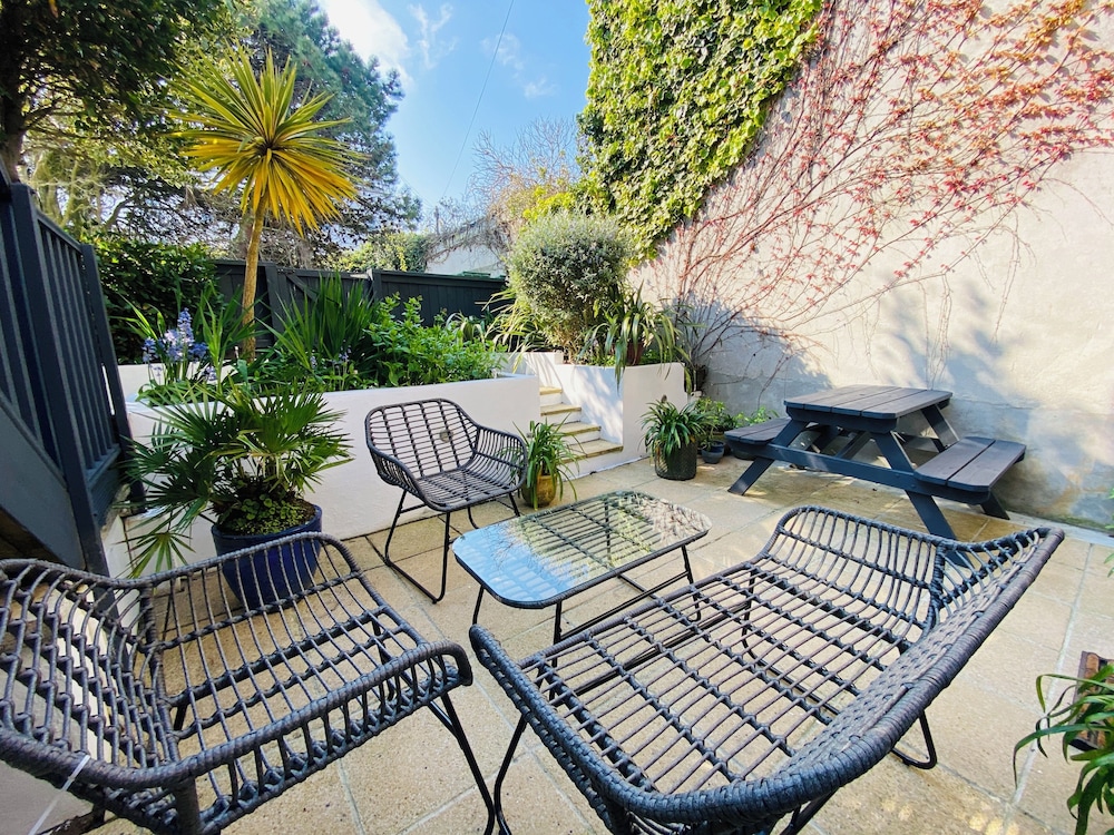 The Garden Apartment Newquay by Greenstay Serviced Accommodation Beautiful 2 Bed Apartment With Parking & Garden Terrace Dog Friendly Close To Beaches Shops & Restaurants Perfect For Families Couples Small Groups & Business Travellers — 4-Star Luxury Hotel in Newquay, United Kingdom