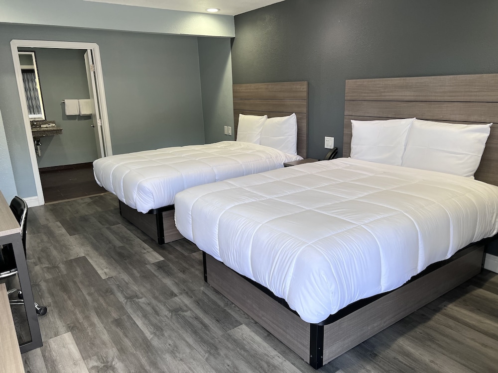 Surf City Inn and Suites - photo 8