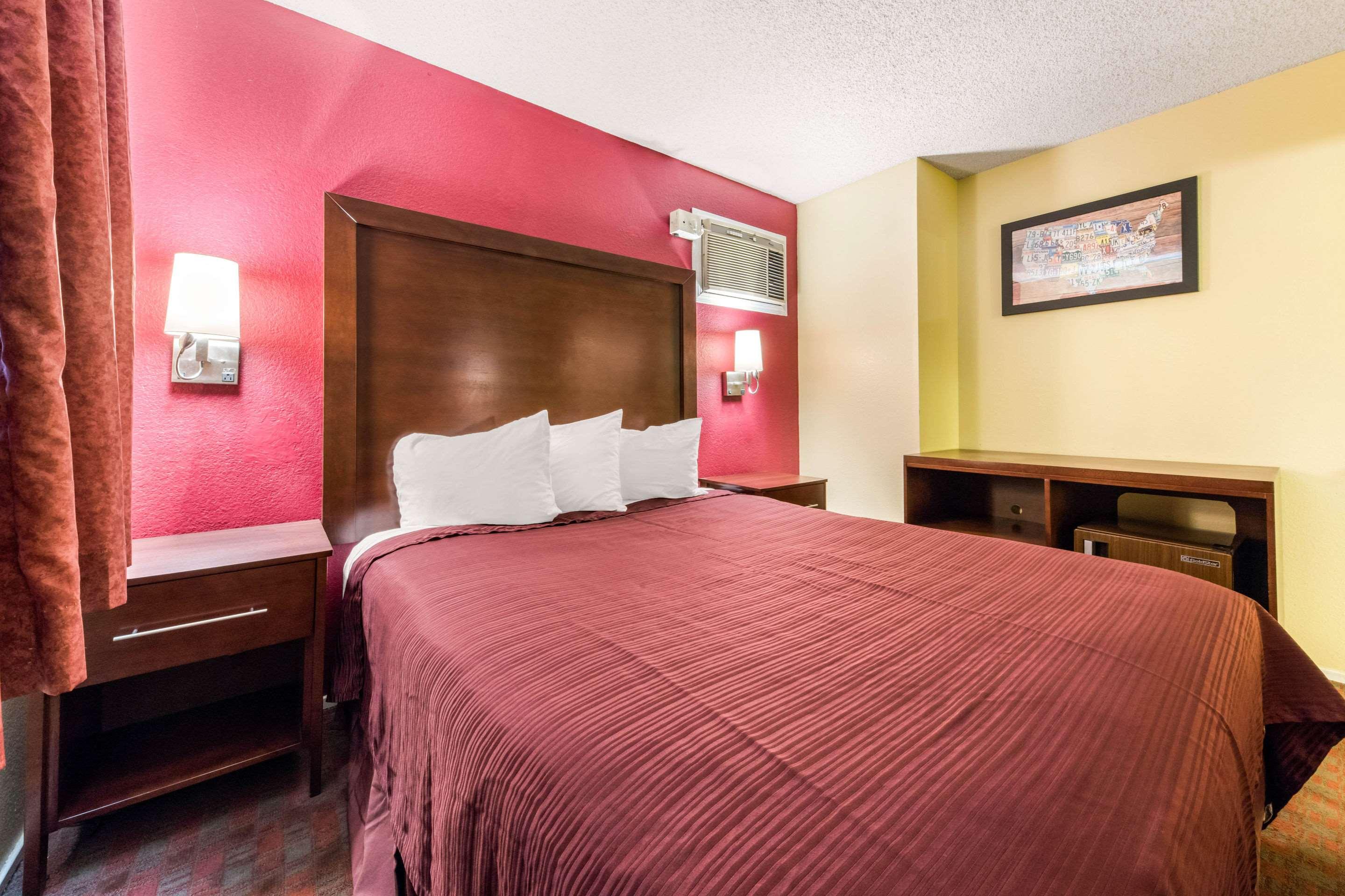 Econo Lodge Gilroy - photo 8