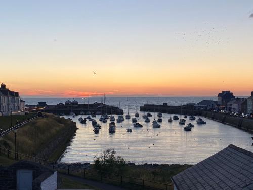 Aberaeron Island House Panoramic Harbour Views — 4-Star Luxury Hotel in Aberaeron, United Kingdom