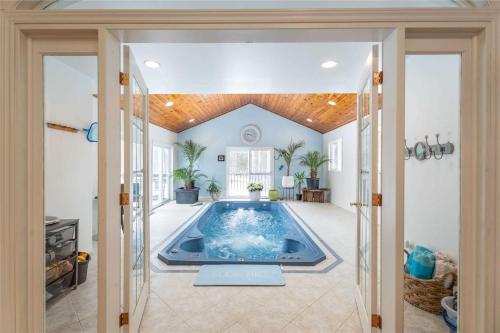 Casa Borealis Hot Tub Fire Pit BBQ — 4-Star Luxury Hotel in Orillia, Canada