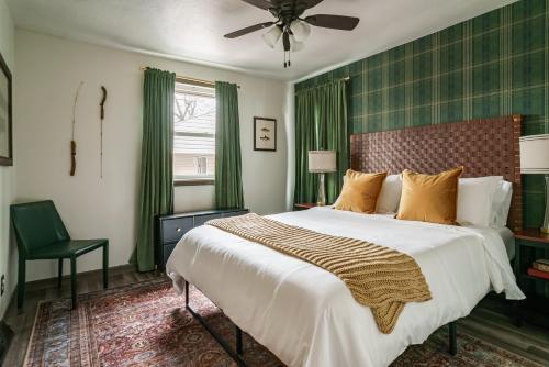 12 mins walk to ND BBQ I Old Money Sports Glam Pet Friendly in South Bend, United States