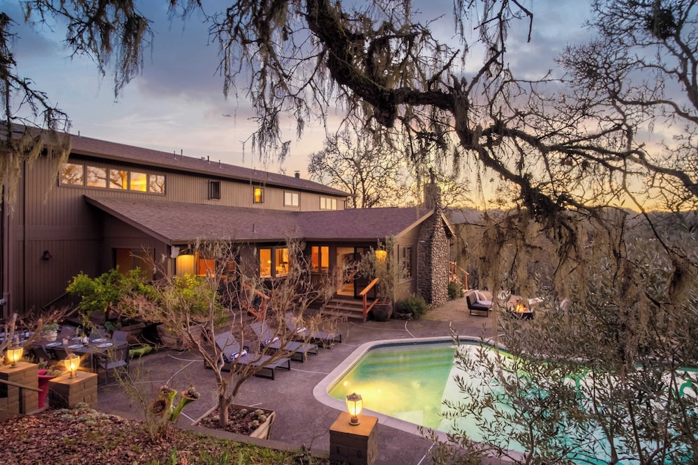 3.5 acre 5bdr Rereat w Views Pool Hot Tub Fire Pit Gable by Avantstay - photo 34