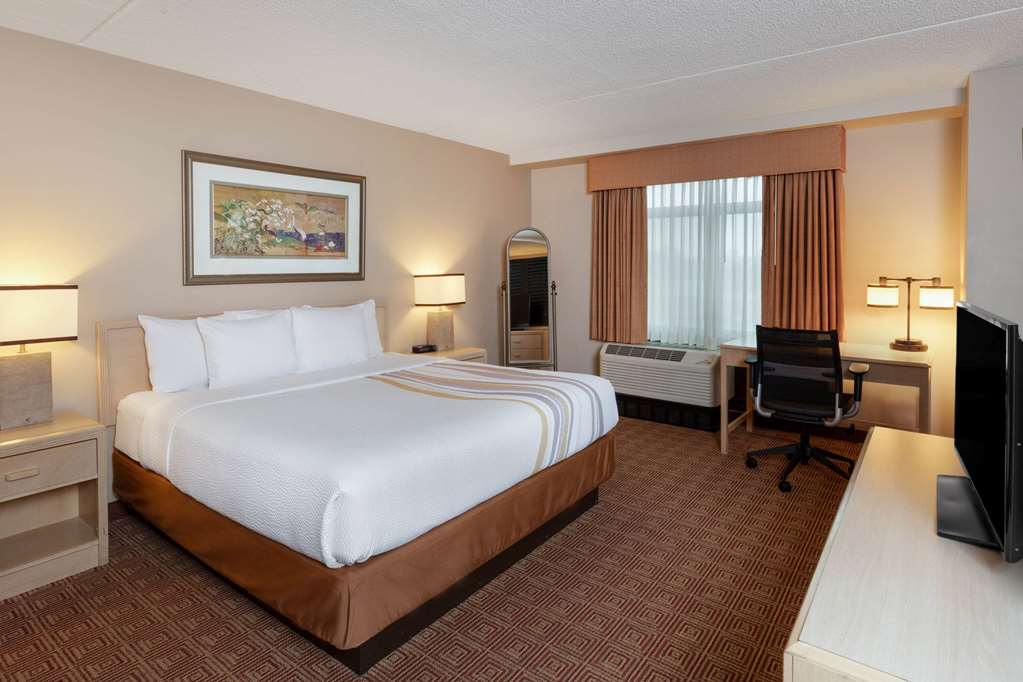 La Quinta Inn & Suites by Wyndham Garden City - photo 47