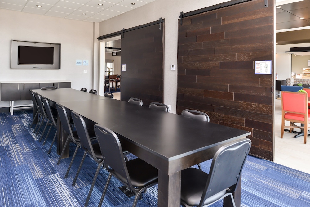 Holiday Inn Express & Suites Kansas City Lee's Summit by IHG - photo 43