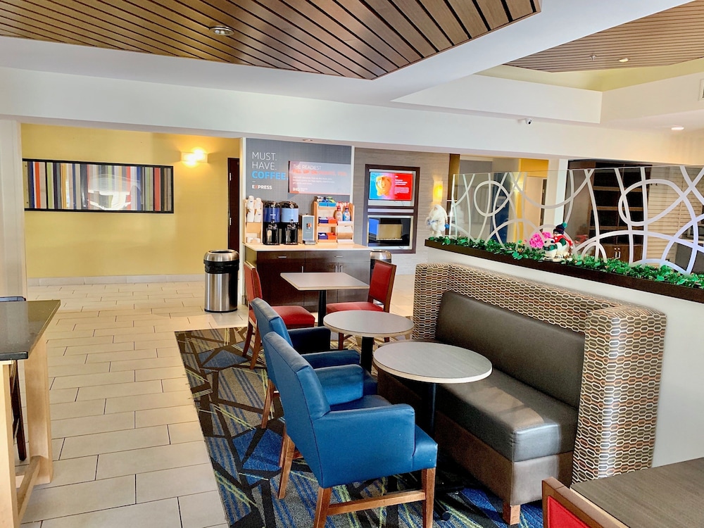 Holiday Inn Express & Suites Chicago Libertyville by IHG - photo 51