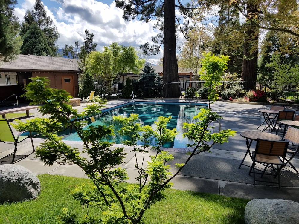 Redwood Garden Inn - photo 29