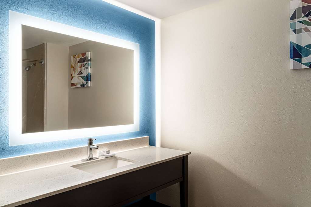 La Quinta Inn & Suites by Wyndham Madison American Center - photo 20