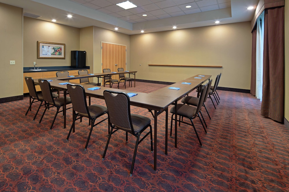 Hampton Inn & Suites Bremerton - photo 34