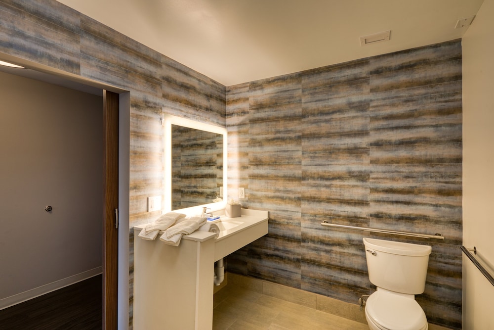 Holiday Inn Express & Suites Charlotte South End by IHG - photo 75