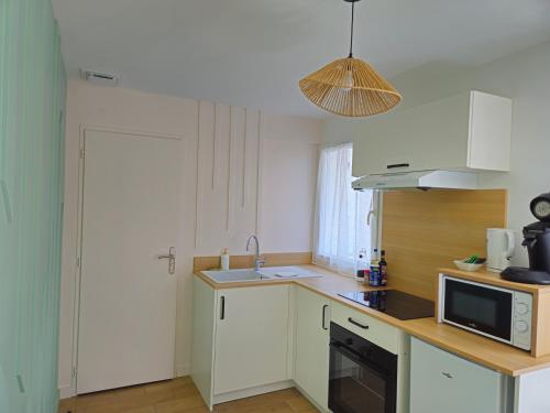 Leo Cosy Studio Entierement Renove Avec Courette in Vichy, France