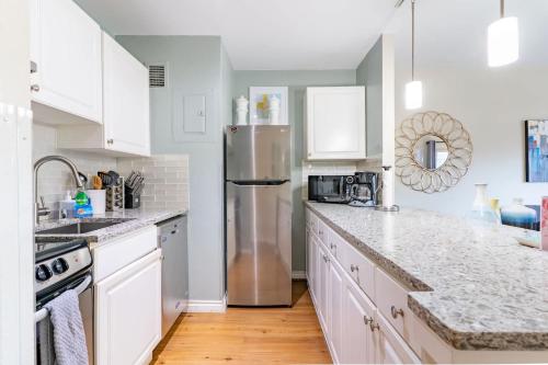 Eclectic Downtown & Cap Hill King bed & Kitchen - photo 21