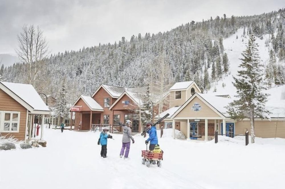 Family friendly 3 Bedroom Vacation Rental in West Keystone Resort Along the Snake River With Pool and Hot Tub - photo 17