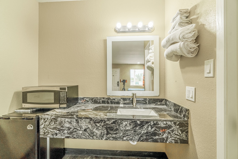Regency Inn By OYO Rockdale TX - photo 27