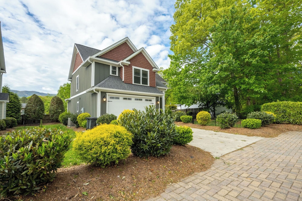 Gold Leaf Walkway in Black Mountain, United States