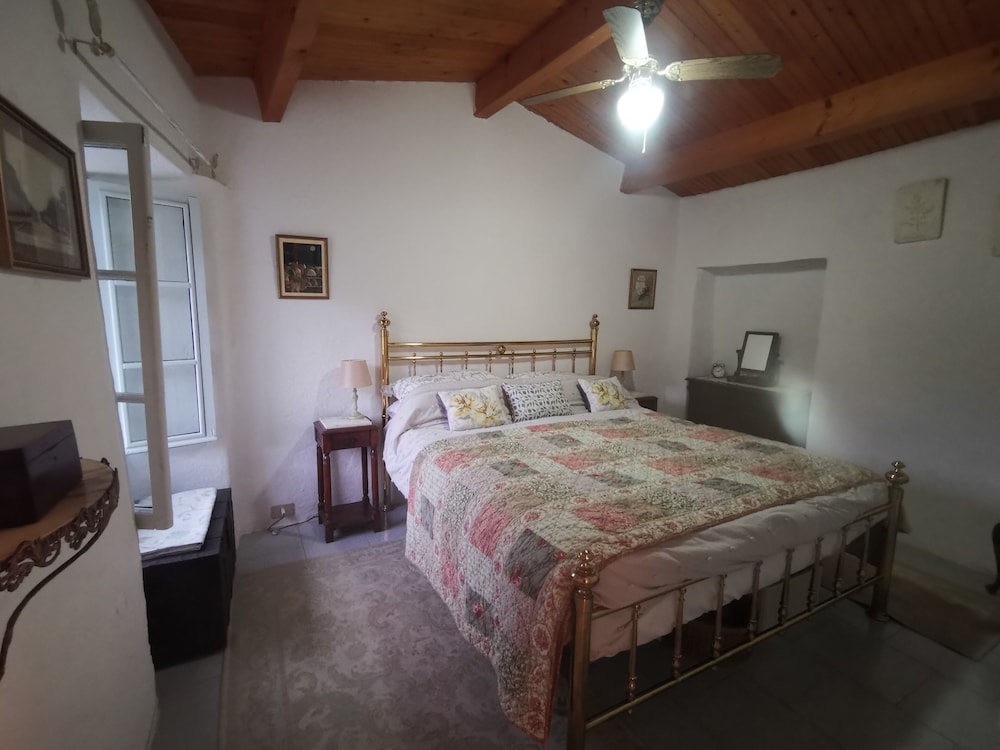 House Sleeps 5 Scenic Views Fireplace & Garden — 4-Star Luxury Hotel in Bajardo, Italy