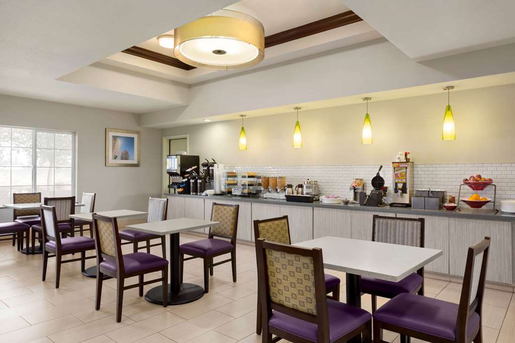 La Quinta Inn & Suites by Wyndham Fresno Northwest - photo 61