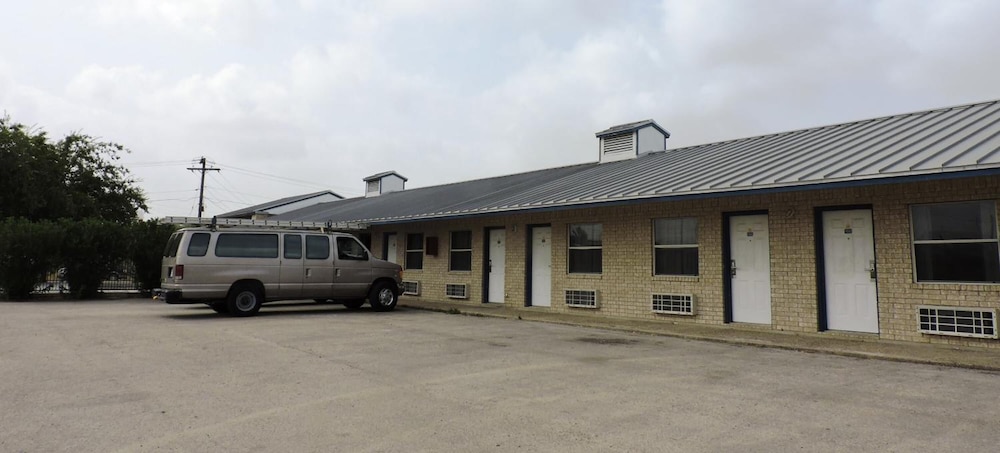 Riata Inn Crystal City - photo 18