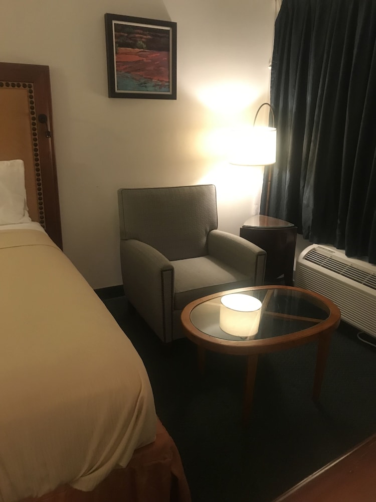 Travelers Inn & Suites - photo 11