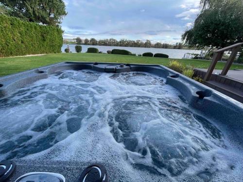Edgewater Paradise Hottub Private Dock Game Room — Moses Lake