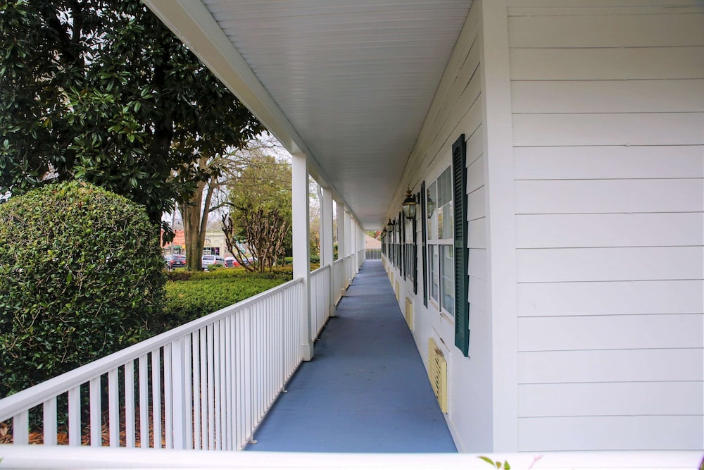 Quality Inn Fayetteville near Historic Downtown Square - photo 59
