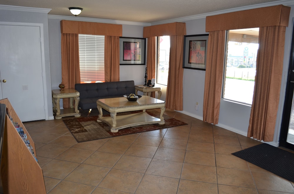 Hill Country Inn & Suites - photo 4