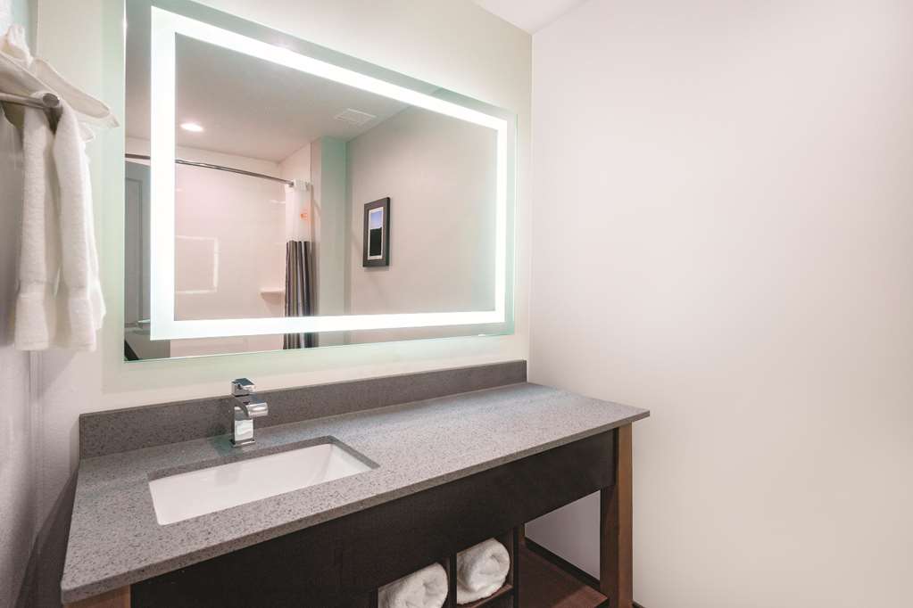 La Quinta Inn & Suites by Wyndham Cleveland TN - photo 17