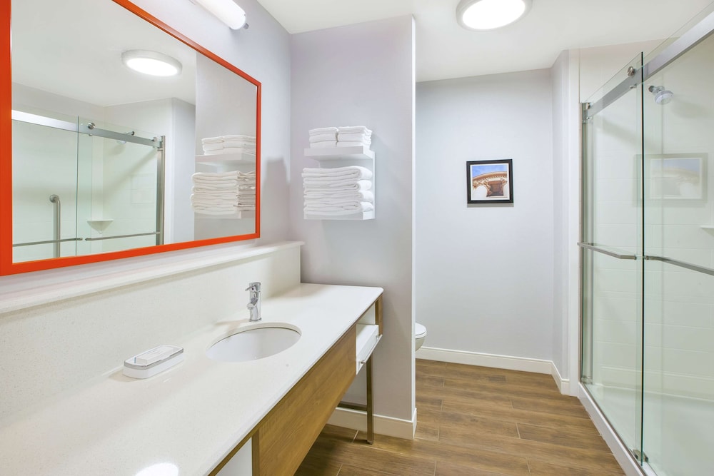 Hampton Inn & Suites Oakwood Village Cleveland - photo 17