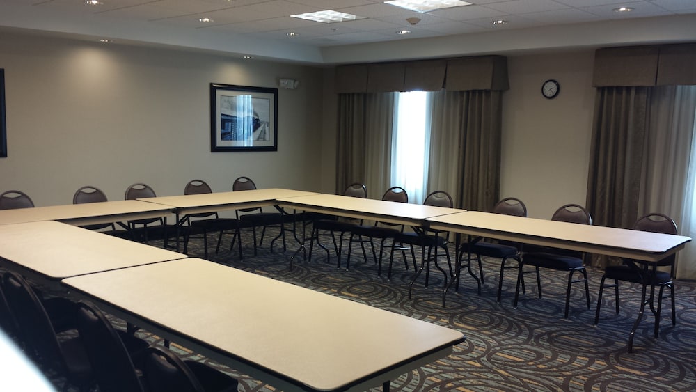 Holiday Inn Express & Suites Nevada by IHG - photo 59