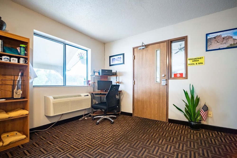 Super 8 by Wyndham Custer Crazy Horse Area - photo 4