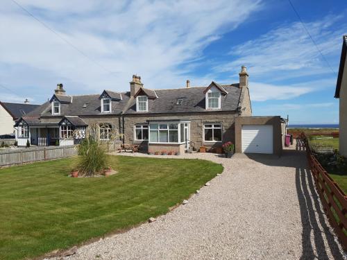 The Mouries Holiday Cottage — 4-Star Luxury Hotel in Fochabers, United Kingdom
