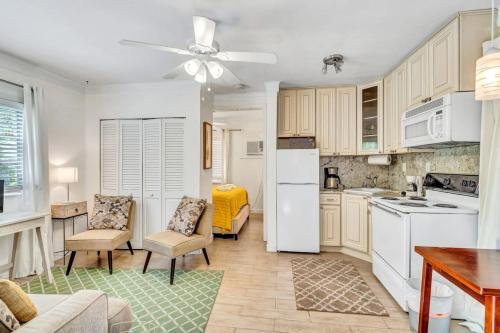 Family Escape 2BR Main plus 1BR Cottage Heated Pool — 4-Star Luxury Hotel in Fort Lauderdale, United States