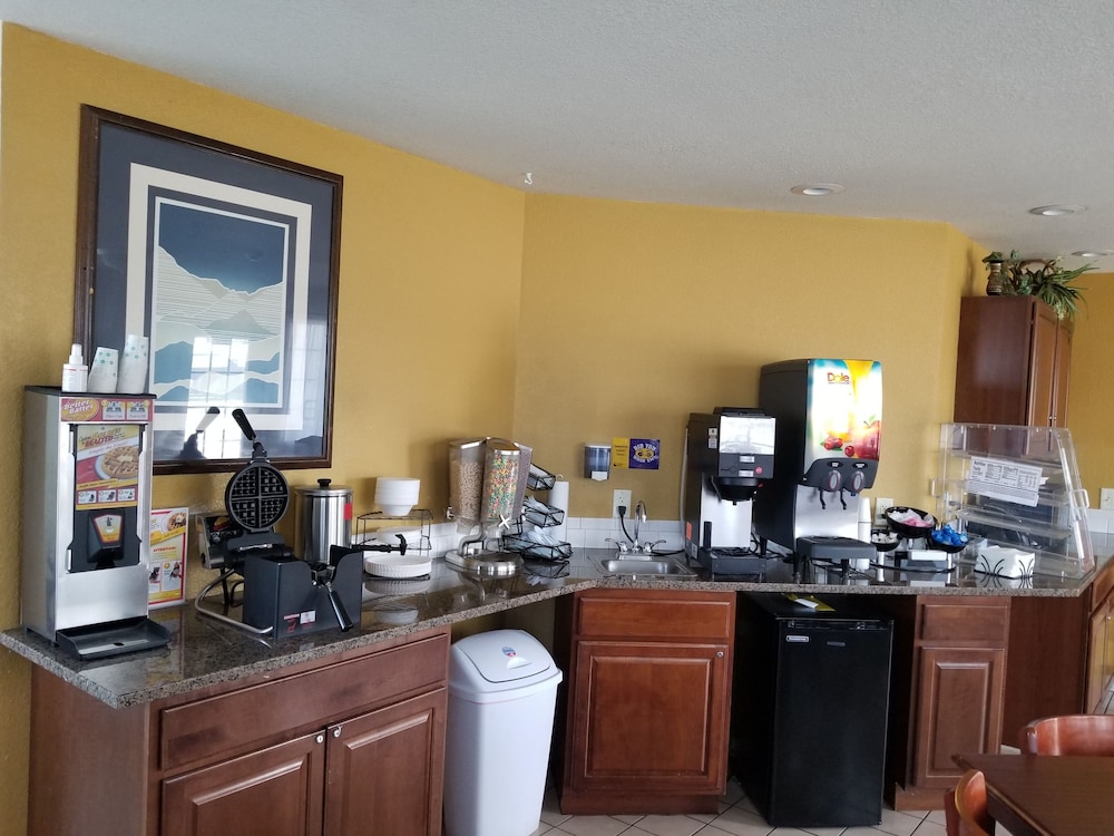 Rodeway Inn Goddard - photo 17