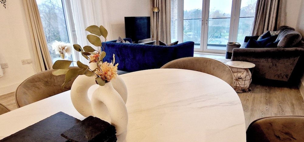 Gym Free Parking 25 Mins to Central London — 4-Star Luxury Hotel in Walton-On-Thames, United Kingdom