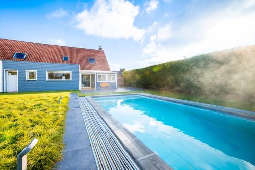 Grande Maison Avec Piscine Et Jacuzzi a la Campagne — 4-Star Luxury Hotel in Desvres, France