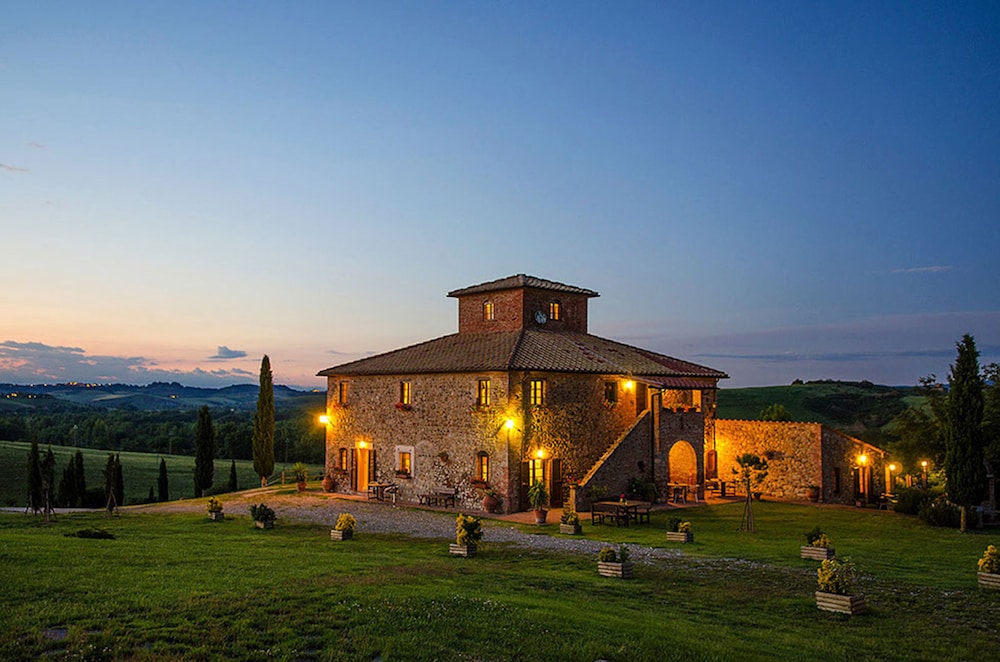 Agriturismo Ragoncino — 4-Star Luxury Hotel in Lajatico, Italy