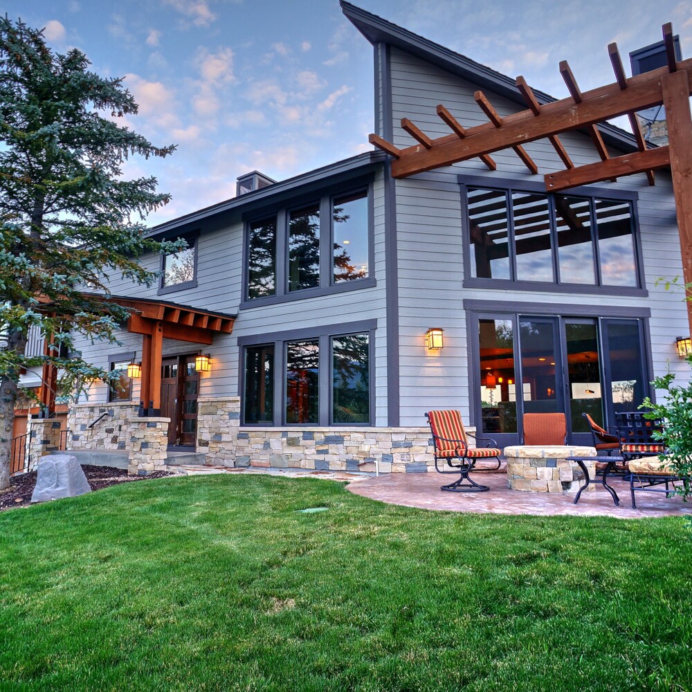 Abode Atop Park City in Bridgeport, United States