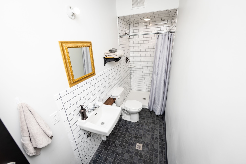 Traveler's Rest Hotel - photo 28
