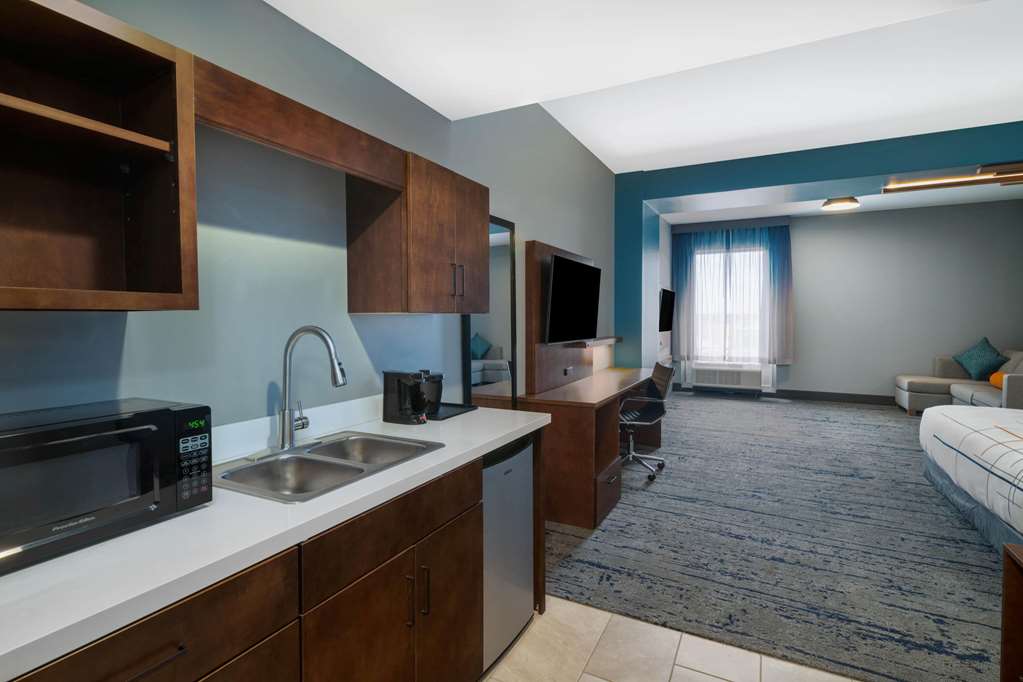 La Quinta Inn & Suites by Wyndham Louisville NE Old Henry Rd - photo 25
