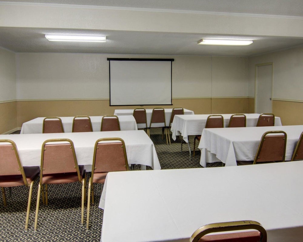 Econo Lodge & Conference Center - photo 35