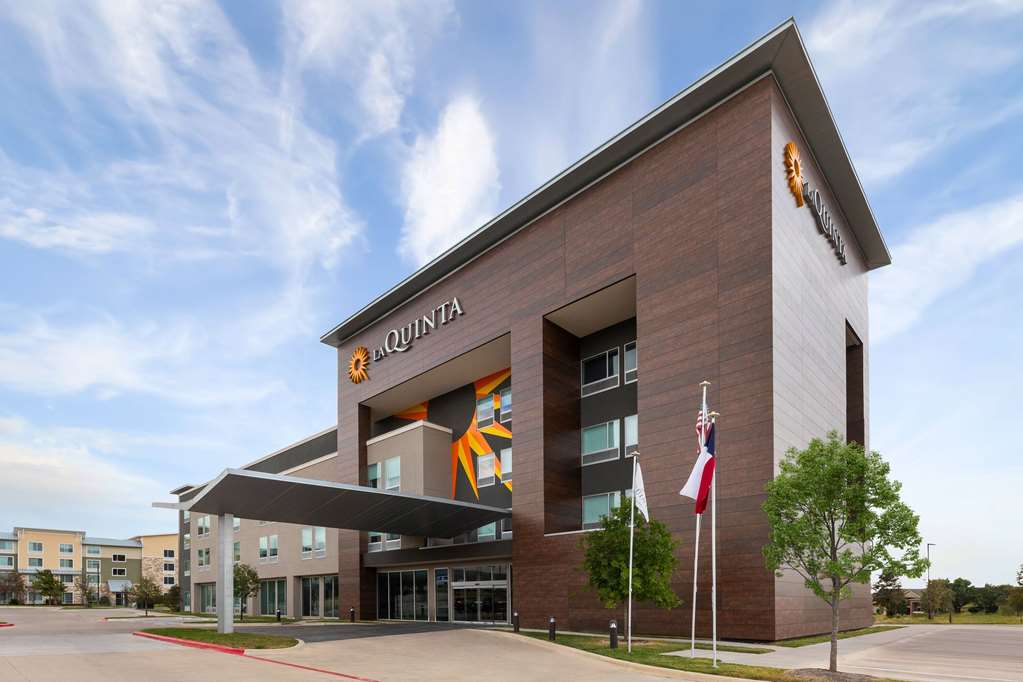 La Quinta Inn & Suites by Wyndham Austin Parmer Tech Ridge - featured photo