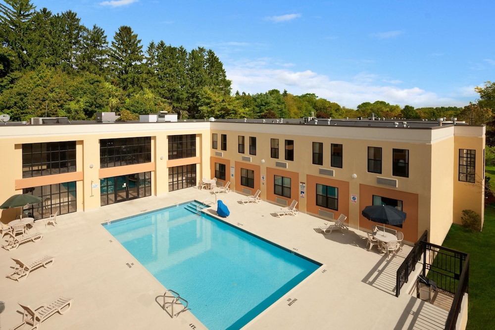 Red Roof Inn & Suites Middleborough - photo 16