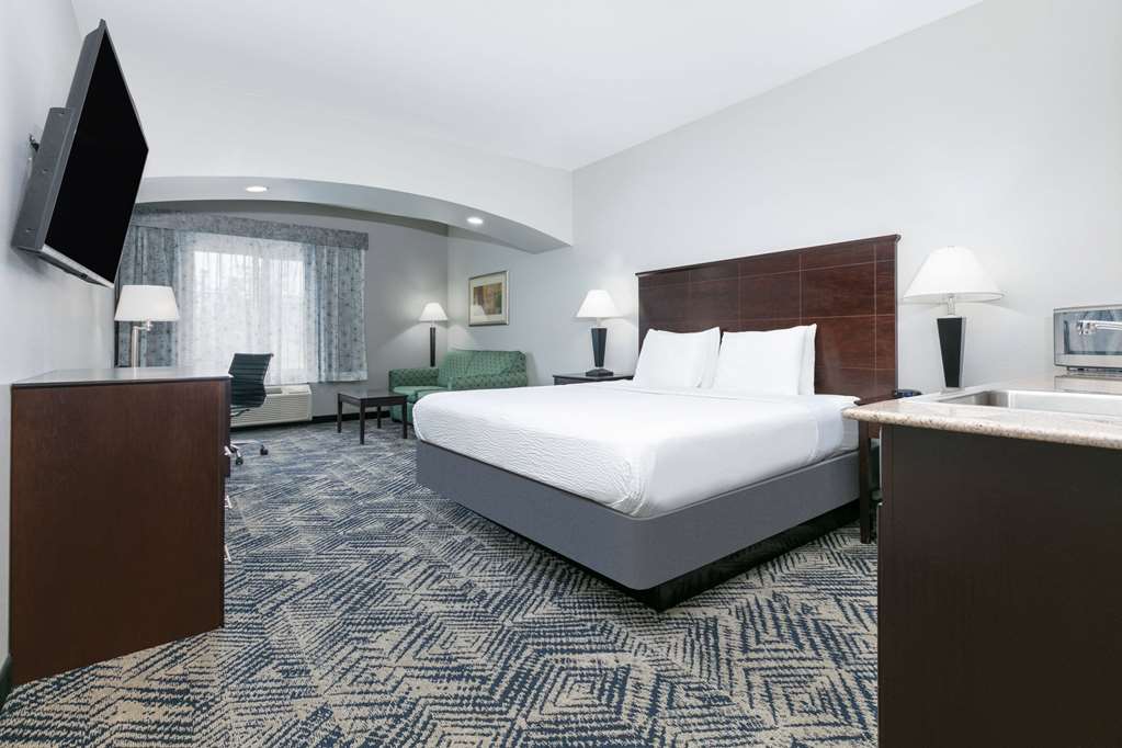 La Quinta Inn & Suites by Wyndham Tulsa Airpt Expo Square - photo 49